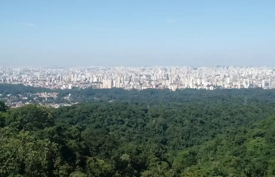 Vista da cidade de São Paulo a partir da Pedra Grande, na Serra da Cantareira