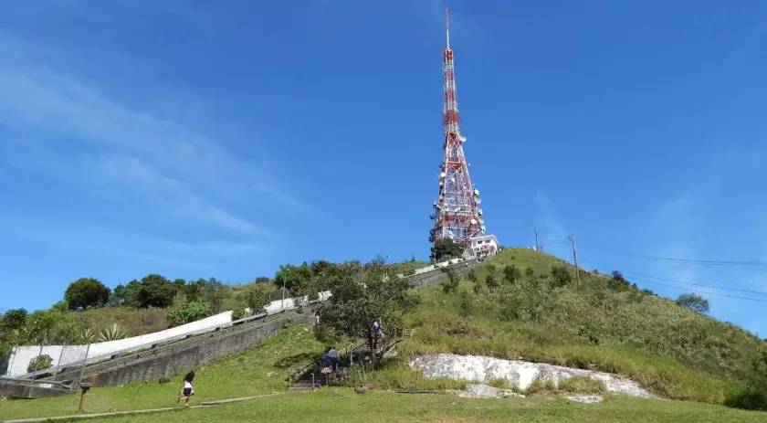 Imagem da antena do Pico do Jaraguá. É possível subir até pertinho dela por uma escada.