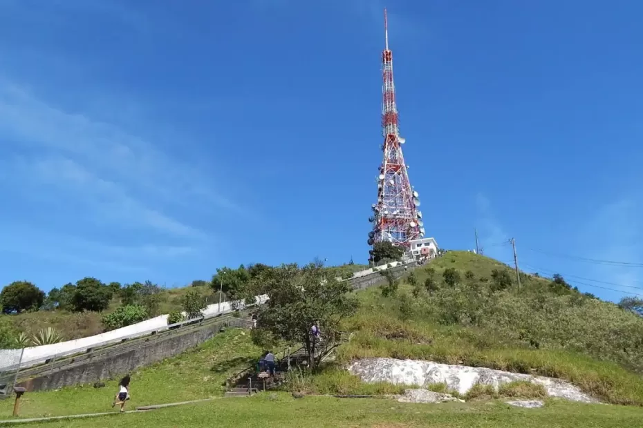 Imagem da antena do Pico do Jaraguá. É possível subir até pertinho dela por uma escada.