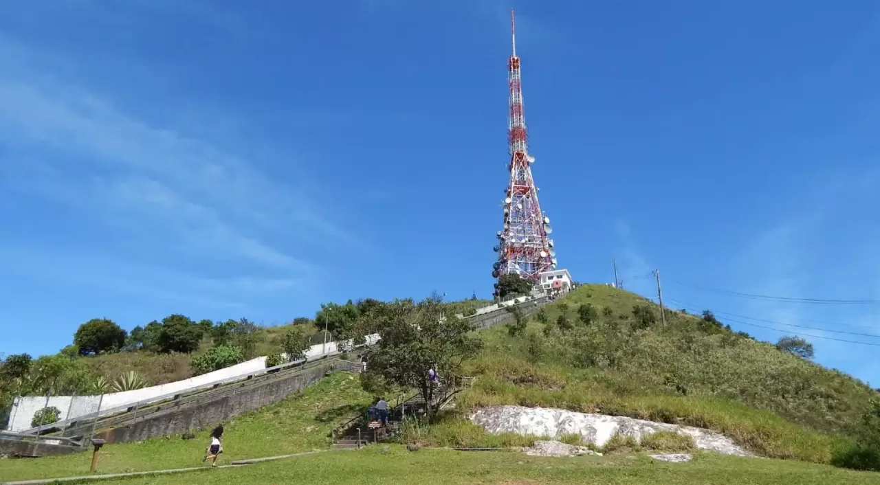 Imagem da antena do Pico do Jaraguá. É possível subir até pertinho dela por uma escada.