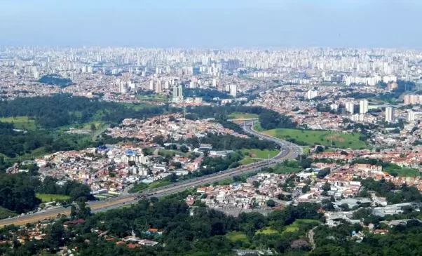A vista do Pico do Jaraguá, com cidade grande e a rodovia dos Bandeirantes