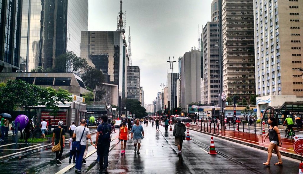 Até com chuva tem passeio na avenida Paulista. Foto: Talita Marchao