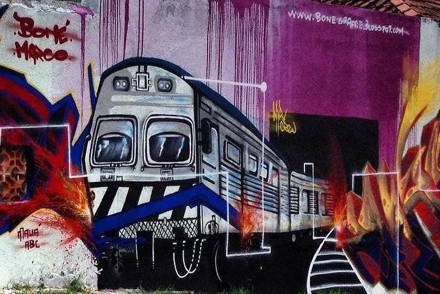 Imagem de um trem do metrô de SP grafitada em um muro
