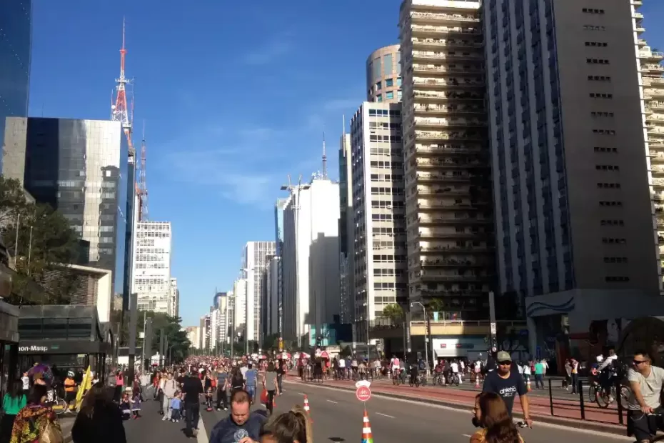 Avenida Paulista aberta para pedestres em dia de lazer