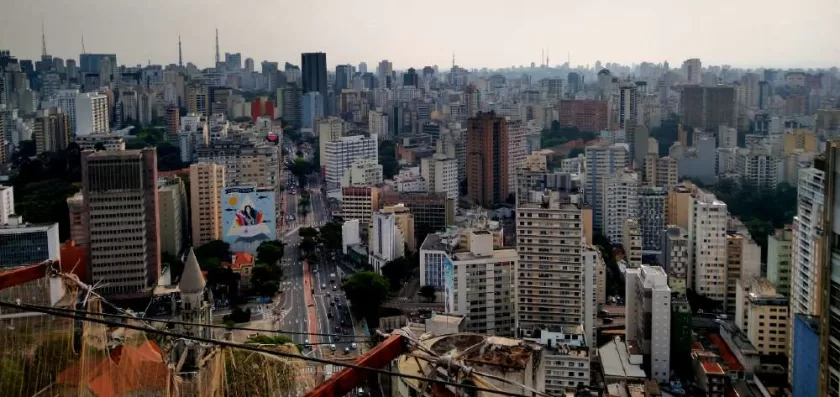 A vista do Baixo Augusta e o suporte da tela da restauração do Copan. Foto: Talita Marchao