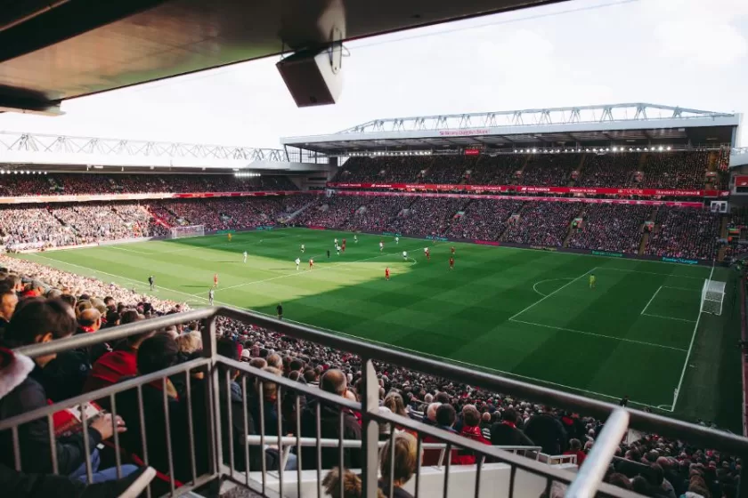 Pessoas assistindo ao jogo no estádio