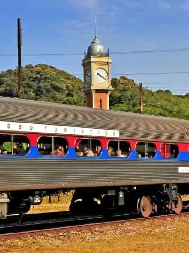 Expresso turístico Paranapiacaba com o relógio Big Ben ao fundo