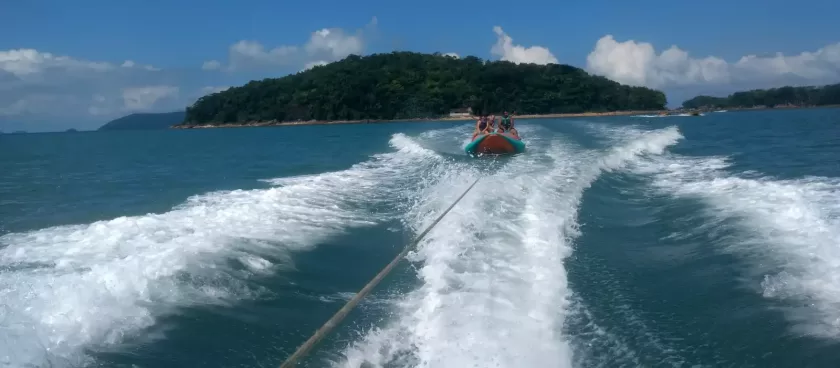 Passeio de banana boat em Ubatuba