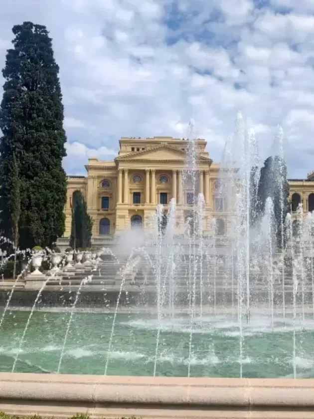 O Museu do Ipiranga com as belas fontes funcionando