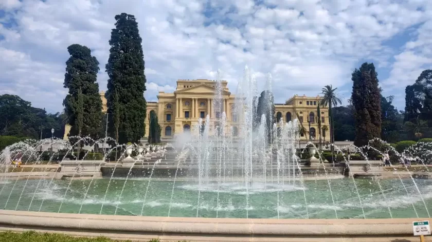 O Museu do Ipiranga com as belas fontes funcionando