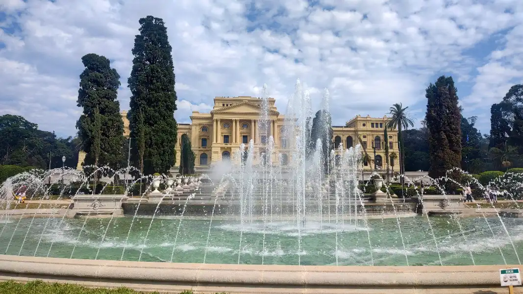 O Museu do Ipiranga com as belas fontes funcionando