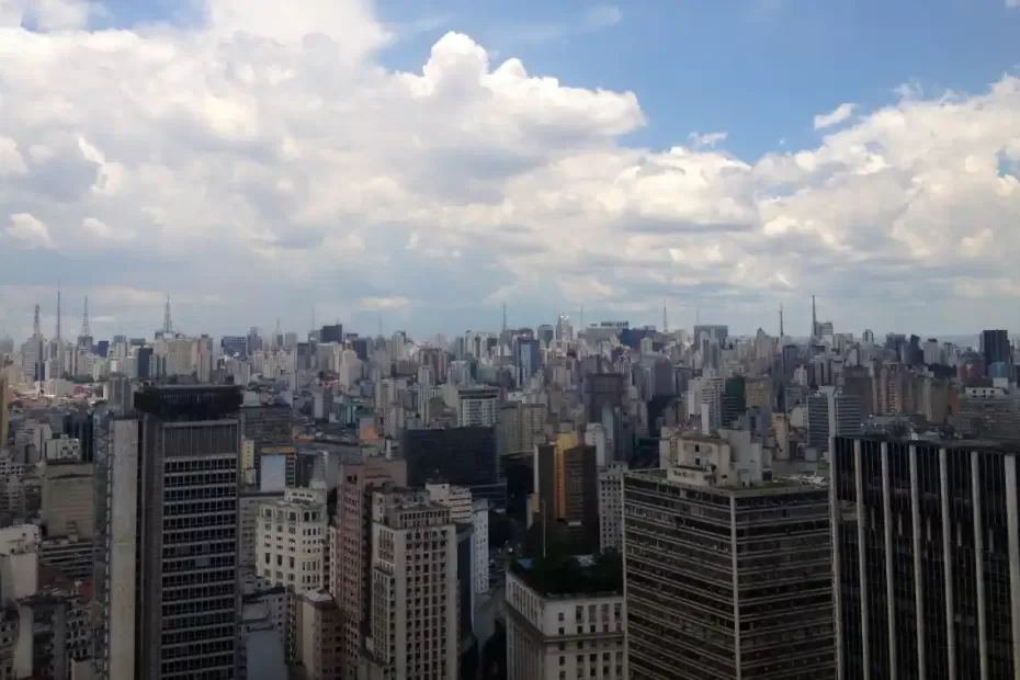 Vista do Farol Santander, com os prédios da Avenida Paulista
