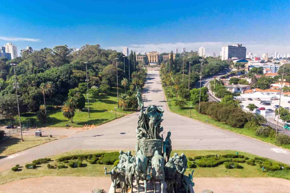Imagem aérea mostra o Monumento à Independência e o Museu do Ipiranga ao fundo