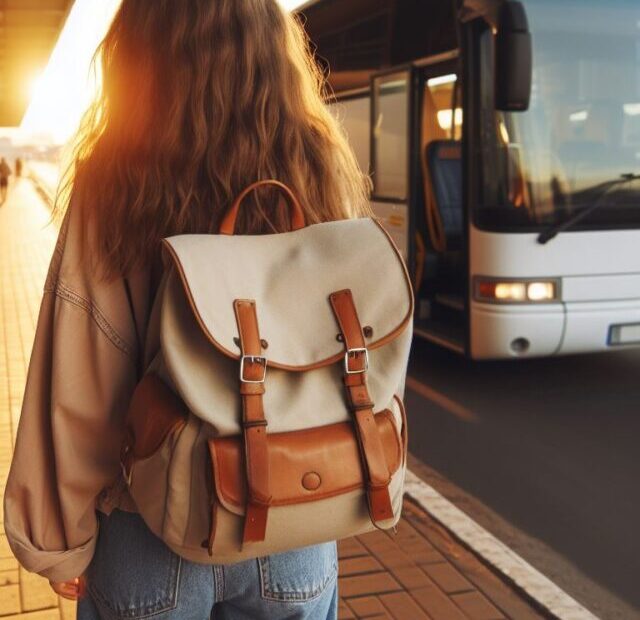 Menina embarcando sozinha em um ônibus. Ela leva uma mochila nas costas