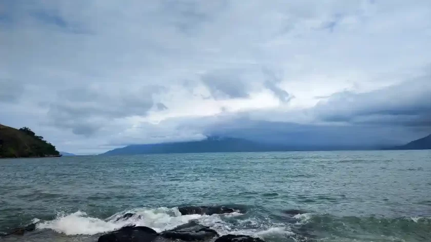 A vista da Prainha de Caraguatatuba em um dia meio nublado