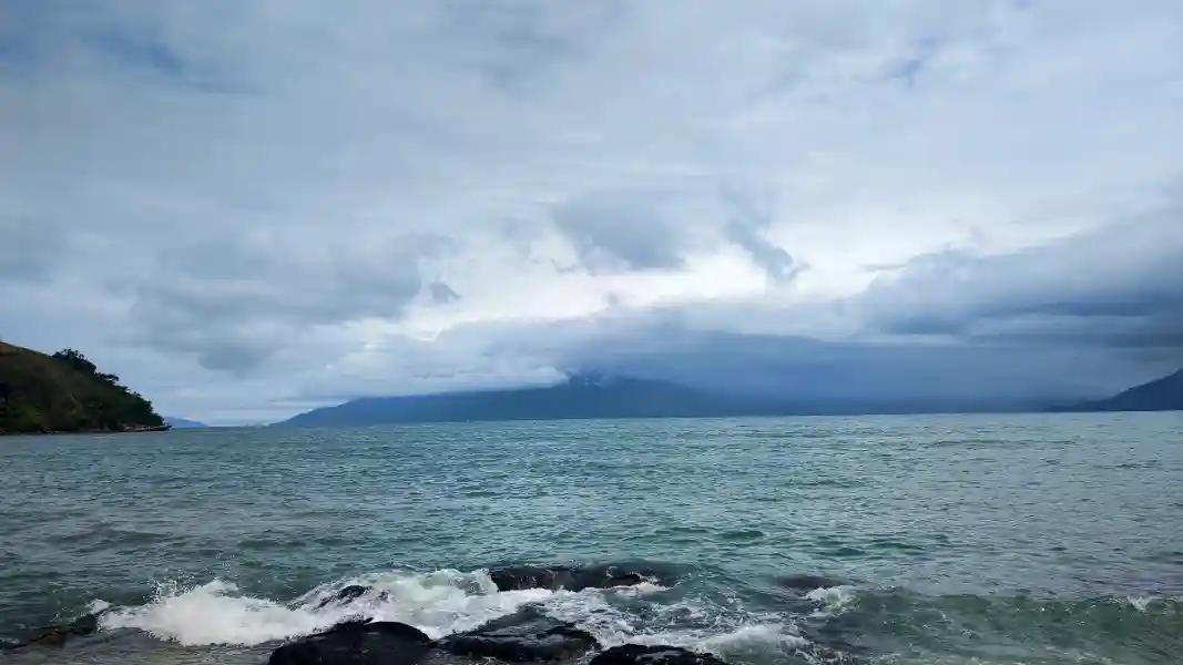 A vista da Prainha de Caraguatatuba em um dia meio nublado